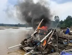 Polres Kuansing Musnahkan 48 Rakit Tambang Emas Ilegal di Sungai Kuantan
