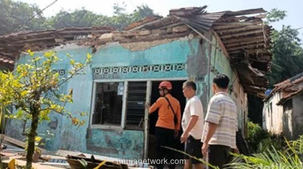 Angin Kencang Terjang Rumah Warga Bogor, Atap Jebol dan Penghuni Mengungsi