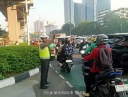 Kemacetan Pagi di Jalan Arteri Jakarta Akibat Volume Kendaraan Tinggi