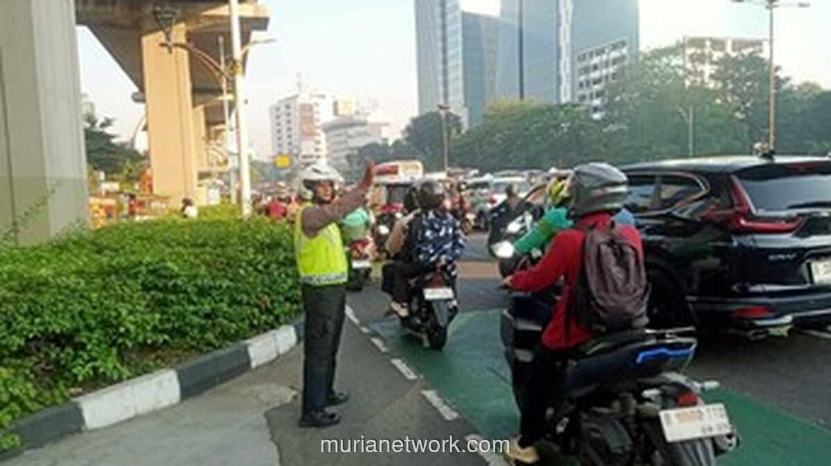 Kemacetan Pagi di Jalan Arteri Jakarta Akibat Volume Kendaraan Tinggi