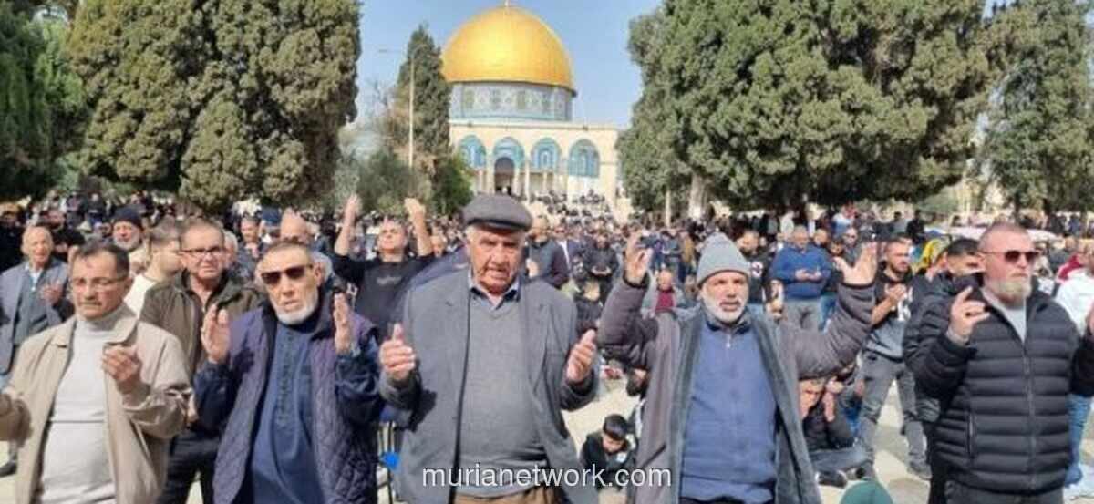 70.000 Jamaah Salat Jumat di Al-Aqsha Meski Dihalangi Pembatasan Israel