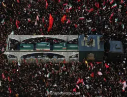Ribuan Pelayat Iringi Pemakaman Ali Khamenei di Mashhad, Teriakkan Protes Anti-AS