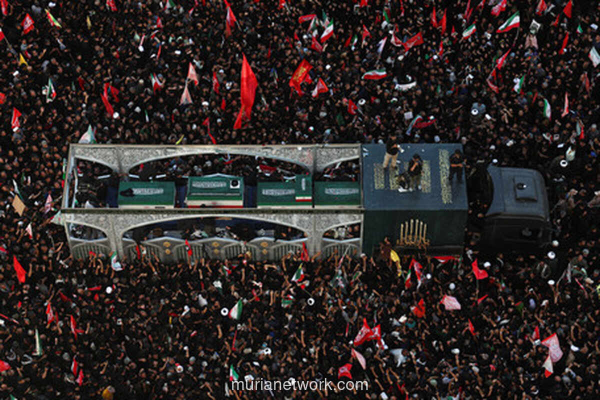Ribuan Pelayat Iringi Pemakaman Ali Khamenei di Mashhad, Teriakkan Protes Anti-AS