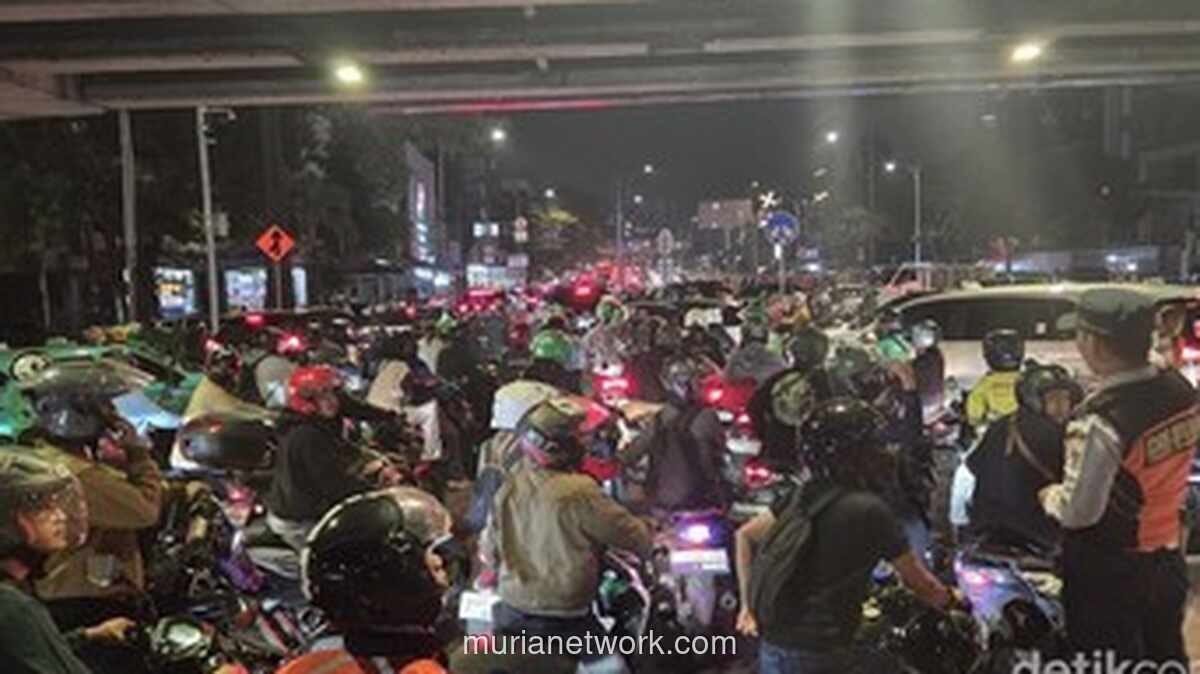 JPO di Tendean Dibongkar, Kemacetan Meluas hingga Mampang-Gatot Subroto