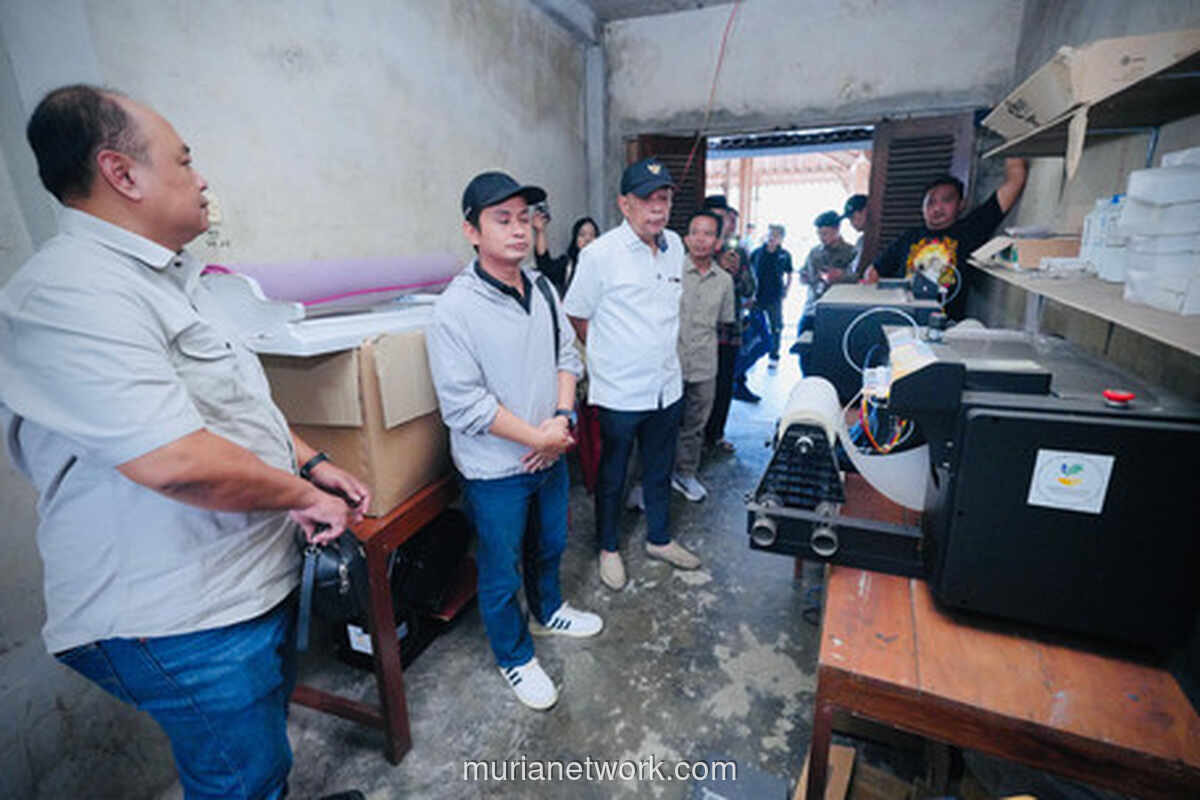 Kemensos dan Bank Mandiri Beri Bantuan Usaha Sablon untuk Desa Wisata Karanganyar