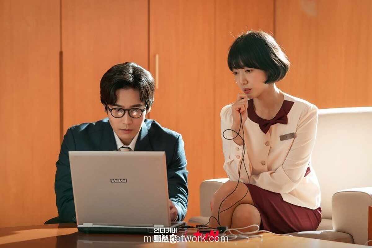 Sinopsis Undercover Miss Hong: Park Shin Hye Jadi Agen Penyamar di Industri Keuangan