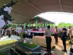 Briptu Nopandri Dimakamkan Secara Kedinasan, Kapolres Katingan Pimpin Upacara Penghormatan Terakhir