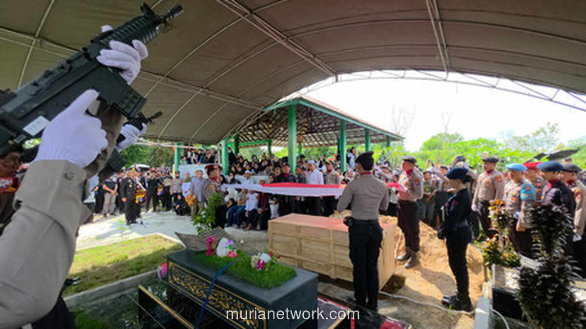 Briptu Nopandri Dimakamkan Secara Kedinasan, Kapolres Katingan Pimpin Upacara Penghormatan Terakhir