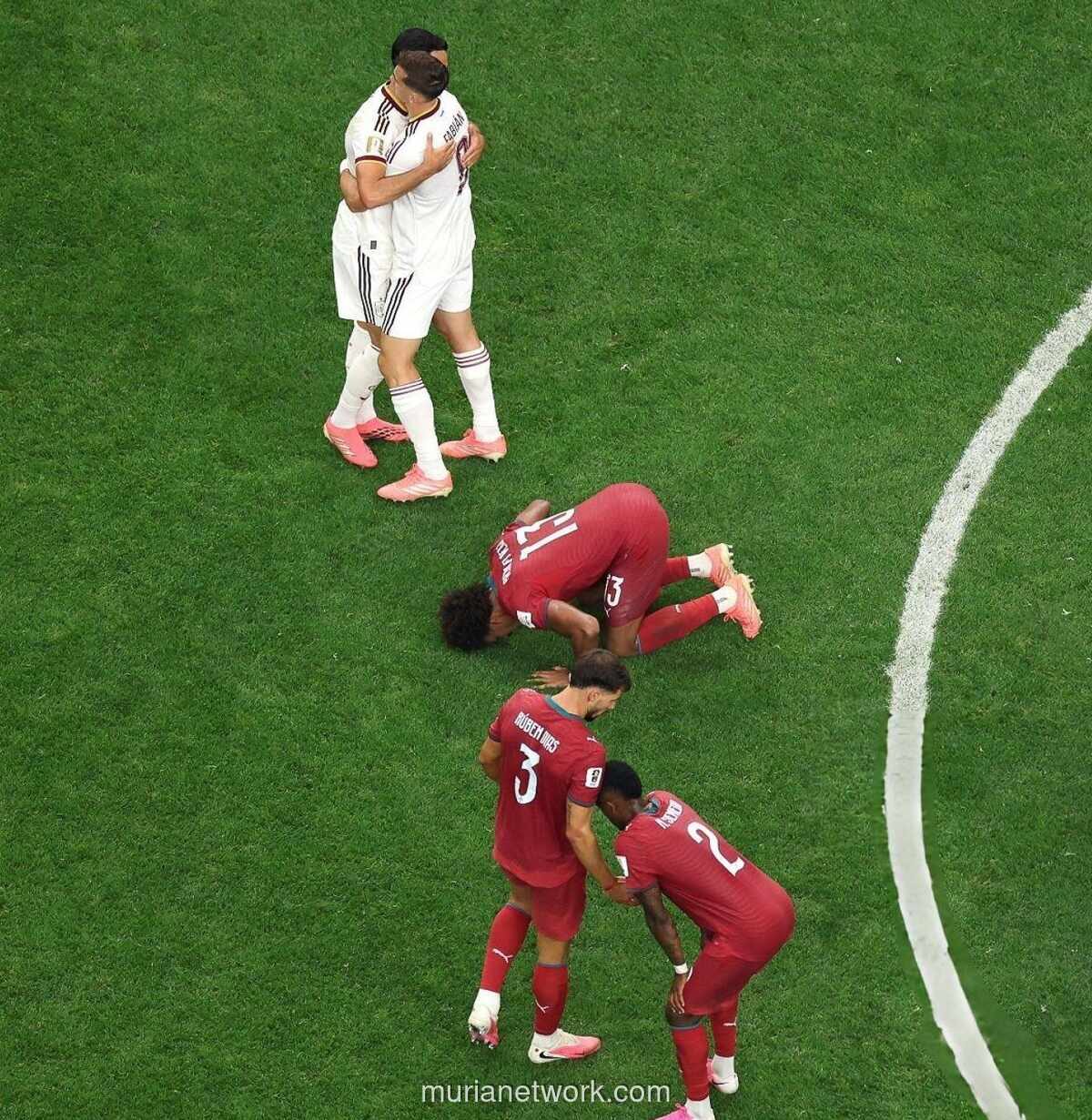 Usai Tersingkir dari Piala Dunia 2026, Bek Portugal Renato Veiga Sujud Syukur di Tengah Lapangan