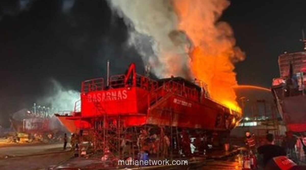 Kapal SAR Basarnas Terbakar Saat Perawatan di Pelabuhan Muara Baru