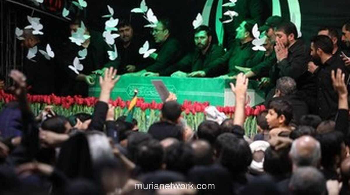 Peti Jenazah Khamenei untuk Pertama Kali Tampak di Depan Publik, Ribuan Pelayat Menangis