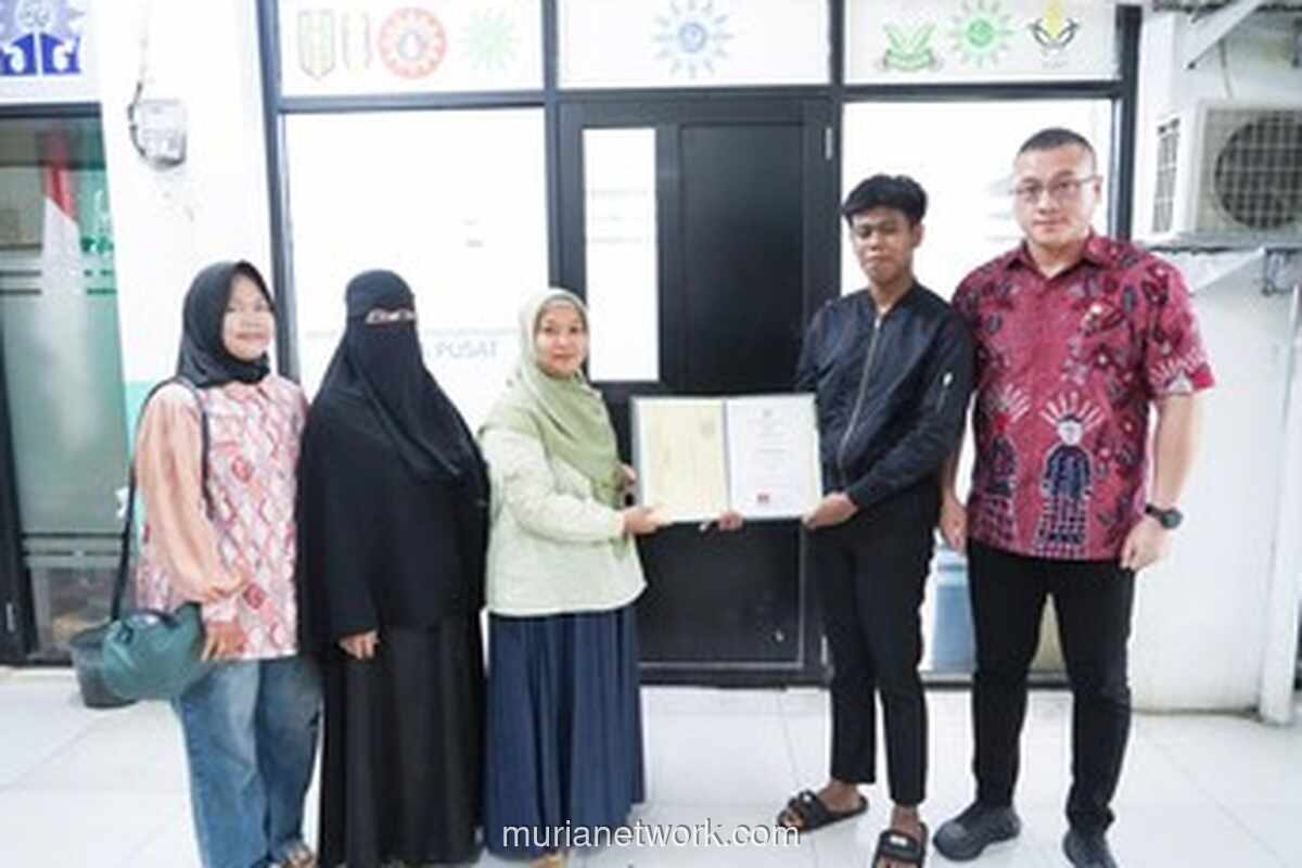 Anggota DPRD DKI Tebus Ijazah Siswa Yatim yang Tertahan karena Biaya