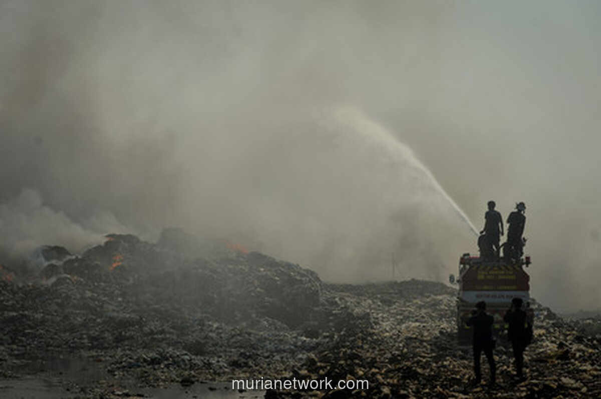 Kebakaran TPA Jatiwaringin Meluas, Pemadaman Libatkan Helikopter Water Bombing