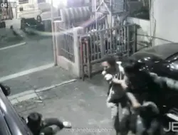 Terekam CCTV, Pemuda di Semarang Dibacok Celurit dan Dirampas HP di Depan Rumah