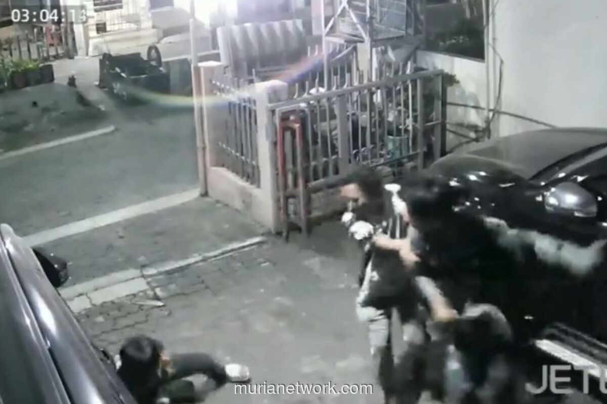 Terekam CCTV, Pemuda di Semarang Dibacok Celurit dan Dirampas HP di Depan Rumah