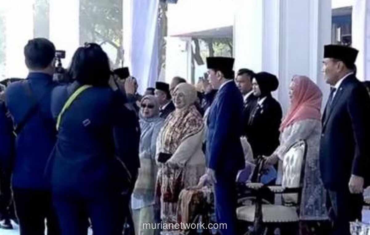 Prabowo Beri Hormat ke Jokowi Saat Tiba di Upacara HUT Bhayangkara