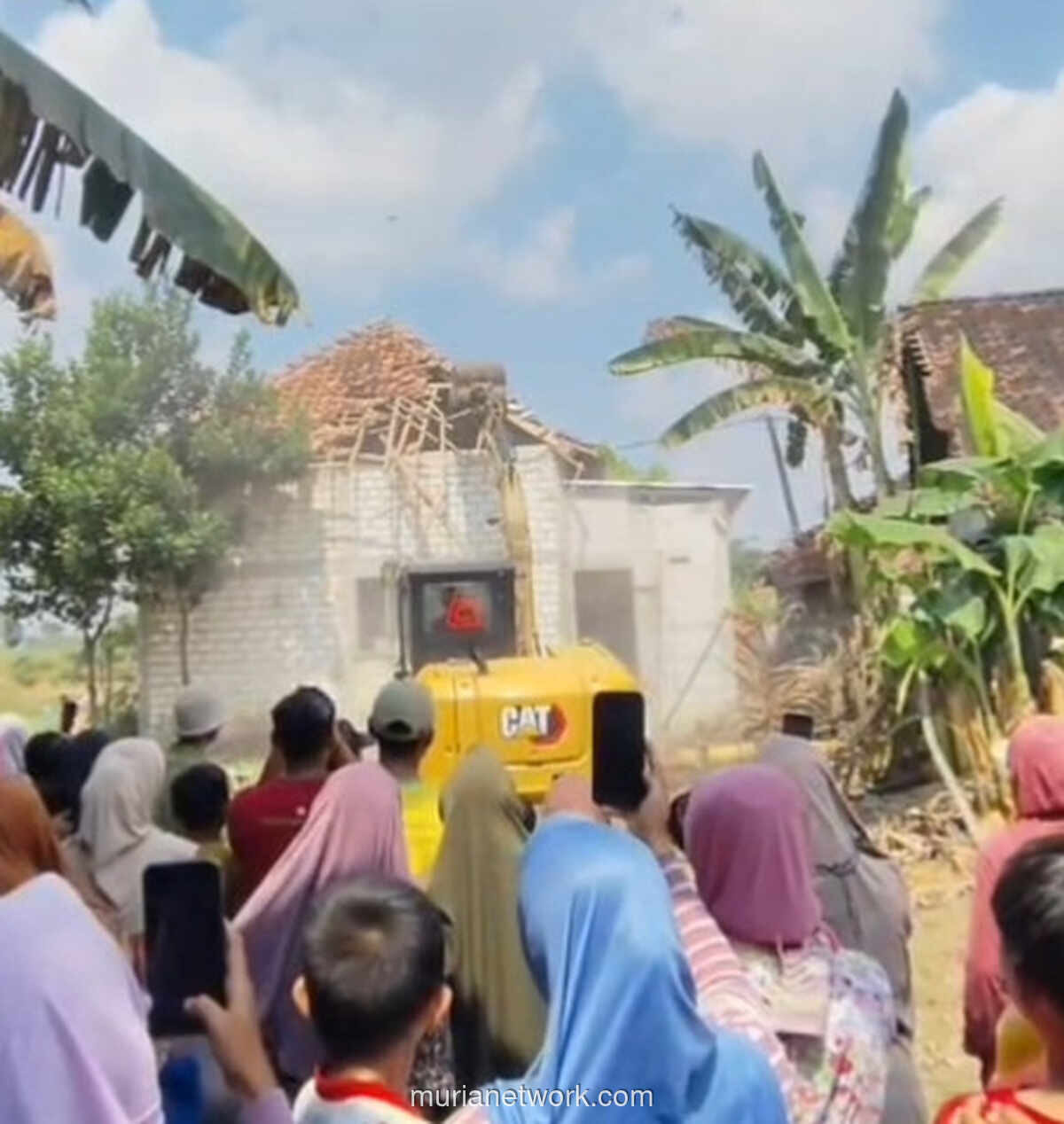 Rumah TKW di Bojonegoro Diratakan Ekskavator karena Cemburu