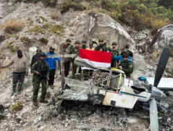 TNI Bersihkan Puing Pesawat yang Dibakar OPM di Balinggama