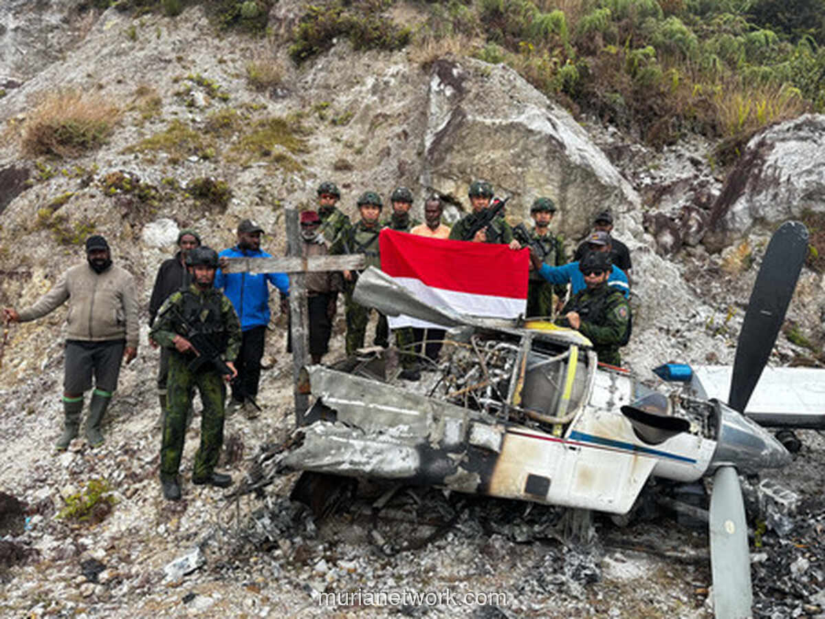 TNI Bersihkan Puing Pesawat yang Dibakar OPM di Balinggama