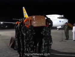 Jenazah Pilot Nicholas Gosselin Diserahkan ke PT AMA, Dapat Penghormatan Militer
