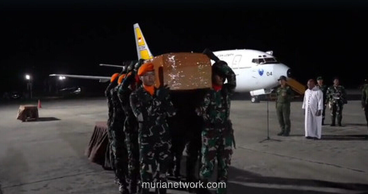 Jenazah Pilot Nicholas Gosselin Diserahkan ke PT AMA, Dapat Penghormatan Militer