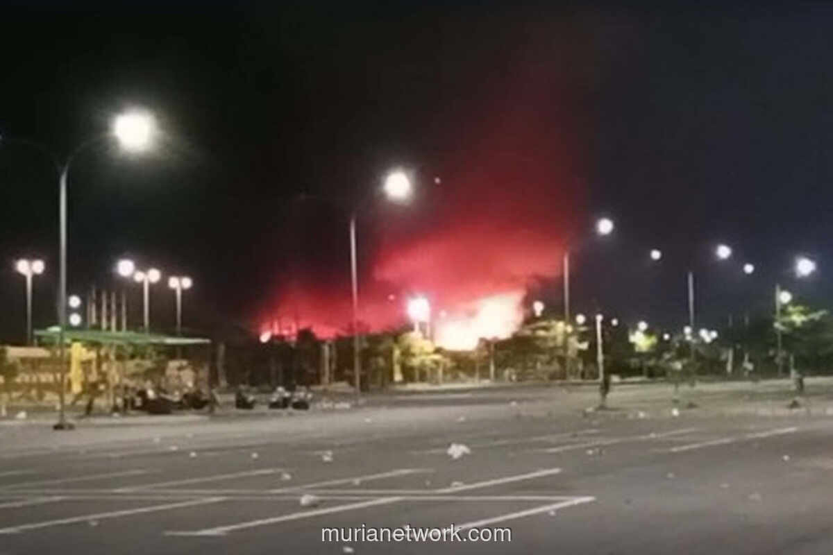 Kebakaran Landa TPA Romokalisari Surabaya, Asap Membubung Tinggi