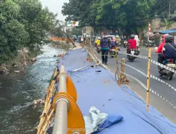 Trotoar di Sawangan Ambles, Pejalan Kaki Terpaksa ke Jalan Raya