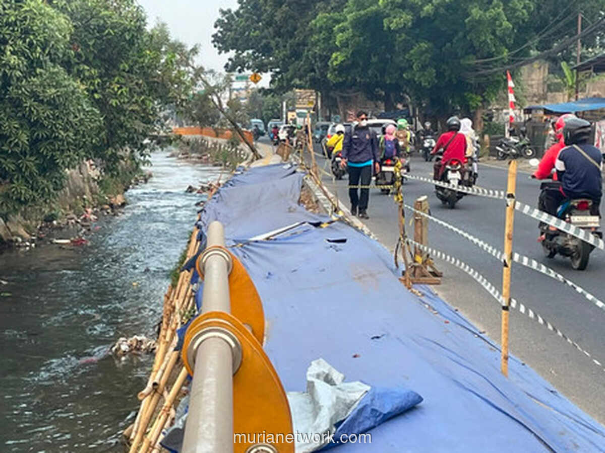 Trotoar di Sawangan Ambles, Pejalan Kaki Terpaksa ke Jalan Raya