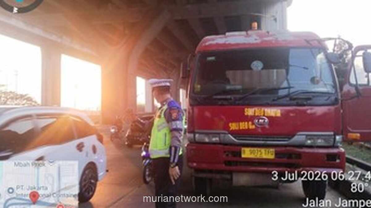 Truk Trailer Mogok di Cilincing Jakut, Proses Perbaikan Berlangsung