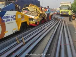 Truk Besi Tabrak Truk Tanah di Tol JORR, Lalin Macet 5 Km