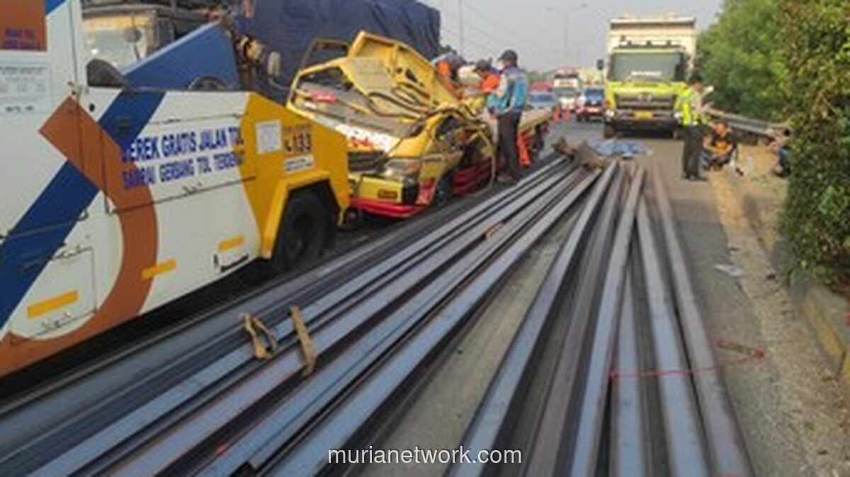 Truk Besi Tabrak Truk Tanah di Tol JORR, Lalin Macet 5 Km
