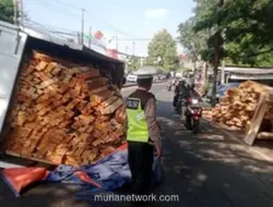 Truk Muatan Kayu Terguling di Parung Ciputat, Lalu Lintas Sempat Dialihkan