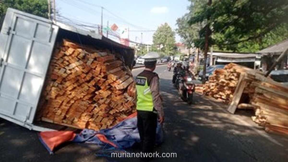 Truk Muatan Kayu Terguling di Parung Ciputat, Lalu Lintas Sempat Dialihkan