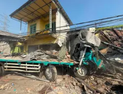 Truk Bermuatan Kertas Tabrak Dua Truk dan Rumah Warga di Pasuruan, Tiga Tewas