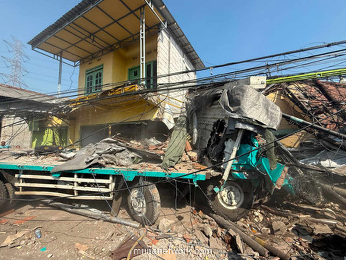 Truk Bermuatan Kertas Tabrak Dua Truk dan Rumah Warga di Pasuruan, Tiga Tewas