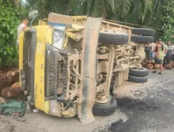 Truk Bermuatan Sawit Terguling Timpa Tiga Pelajar SMP di Labuhanbatu, Satu Tewas