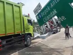 Truk Dump Tabrak Rambu di Tol Cijago, Bak Terangkat saat Perbaikan