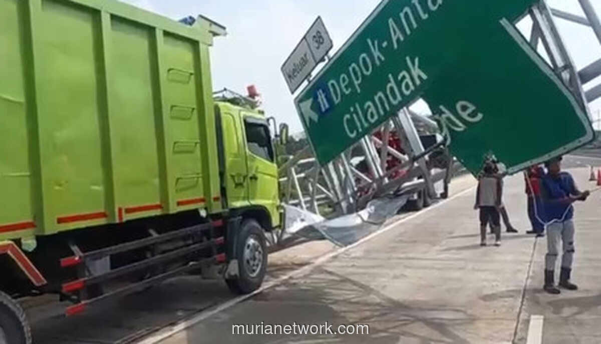 Truk Dump Tabrak Rambu di Tol Cijago, Bak Terangkat saat Perbaikan