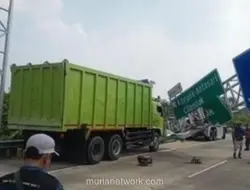 Truk Tabrak Rambu di Tol Cijago, Lalin Tersendat 500 Meter