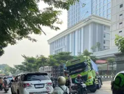 Truk Terperosok di Depan RS dr Sutoyo, Lalu Lintas Macet