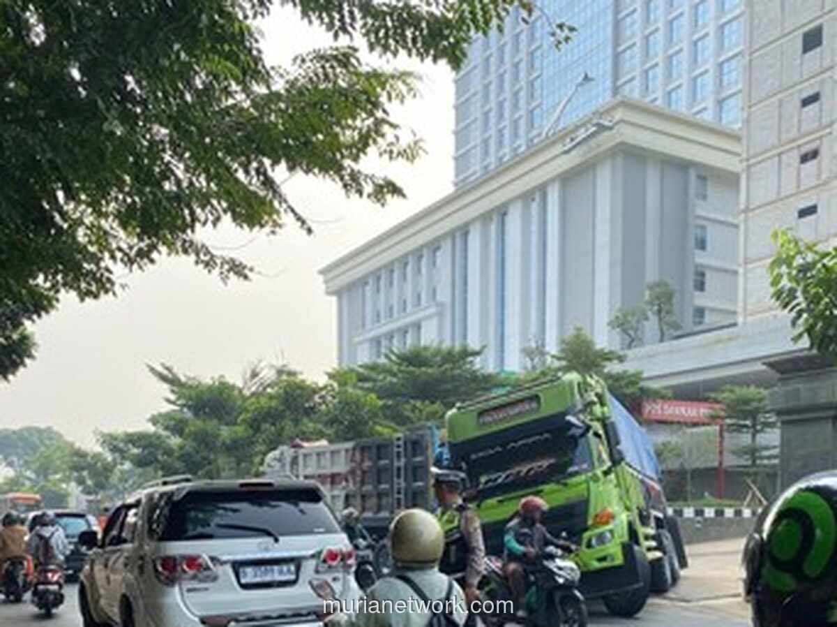 Truk Terperosok di Depan RS dr Sutoyo, Lalu Lintas Macet