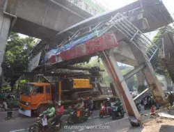 Truk Crane Tersangkut di JPO Tendean, Sopir Akui Ikuti Google Maps