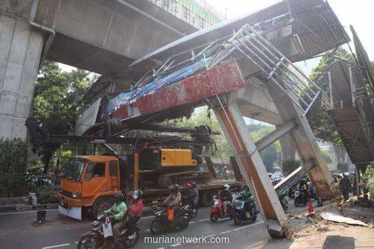 Truk Crane Tersangkut di JPO Tendean, Sopir Akui Ikuti Google Maps