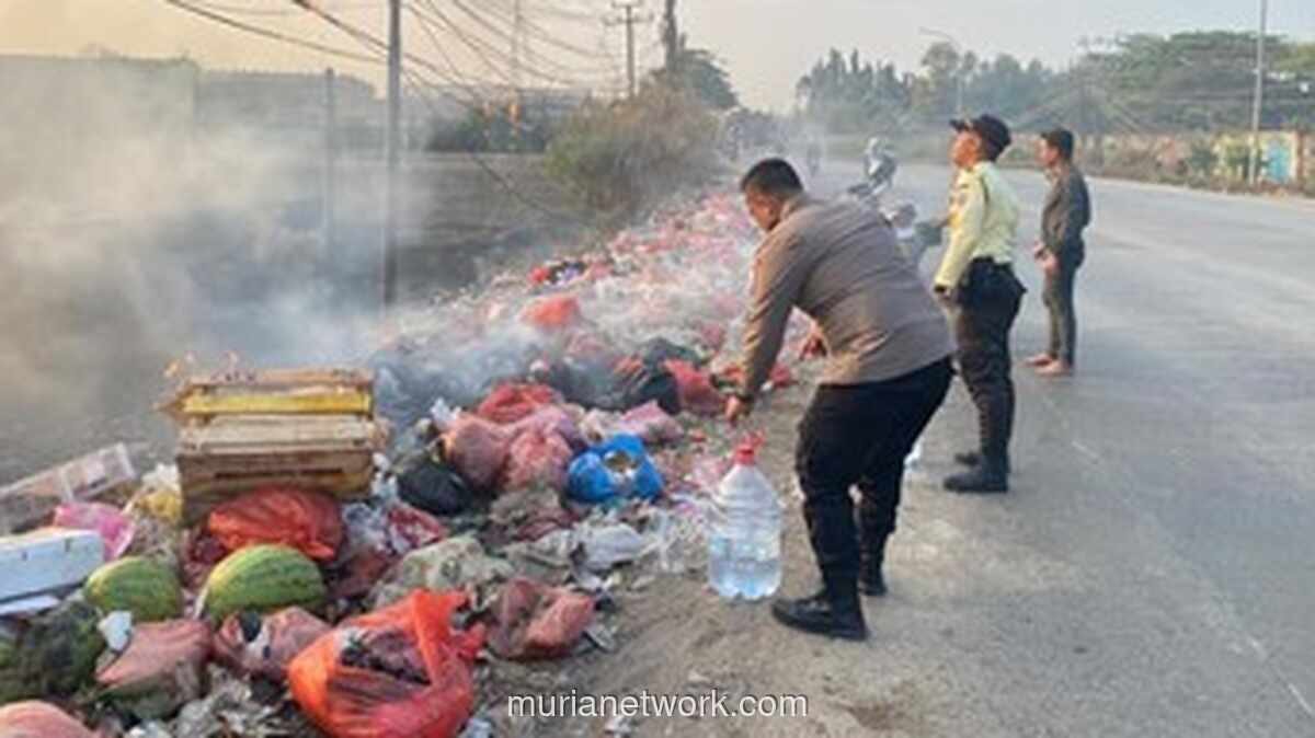Tumpukan Sampah di Pinggir Jalan Serang-Tangerang Terbakar, Polisi Bertindak Cepat