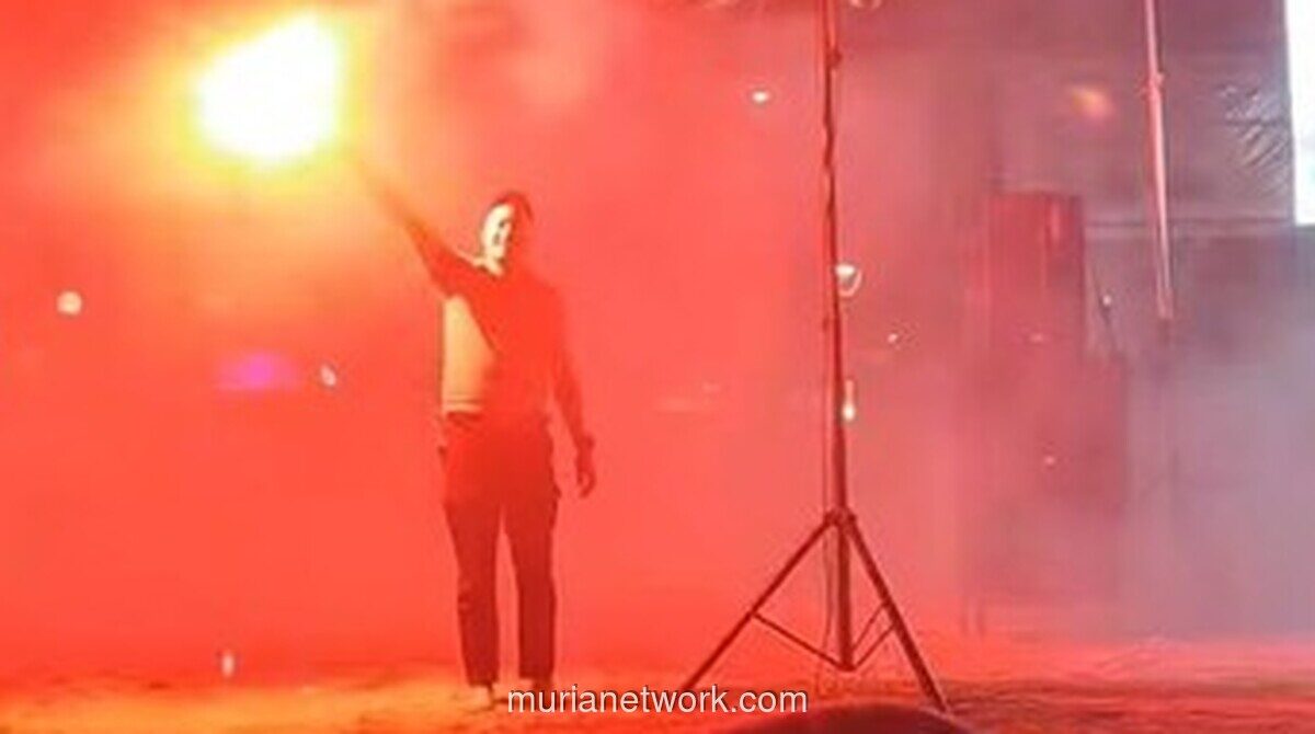 Ajudan Wali Kota Parepare Nyalakan Flare Saat Nobar, Percikan Kena Penonton Wanita