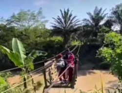 Viral, Dua Murid SD di Kukar Bertaruh Nyawa ke Sekolah Naik Kereta Gantung Seberangi Sungai Habitat Buaya