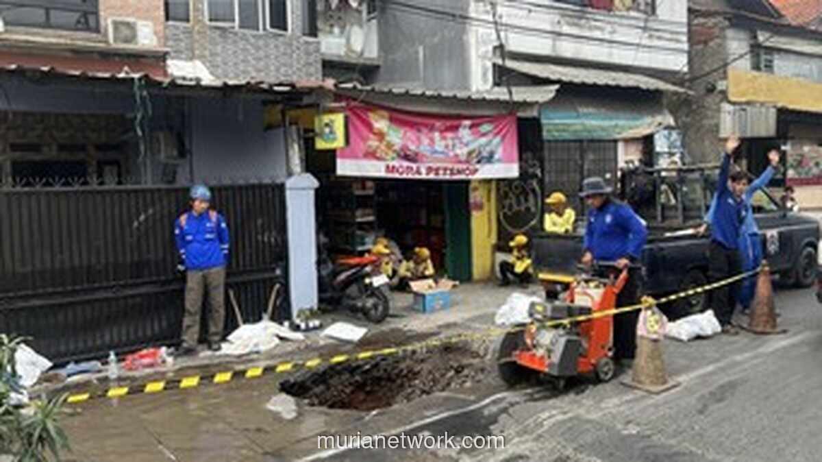 Jalan Amblas di Kebon Jeruk Diperbaiki, Satu Lajur Ditutup