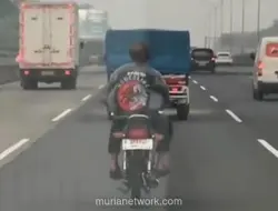 Pemotor Tanpa Helm Viral di Tol Jagorawi, Petugas Langsung Hentikan