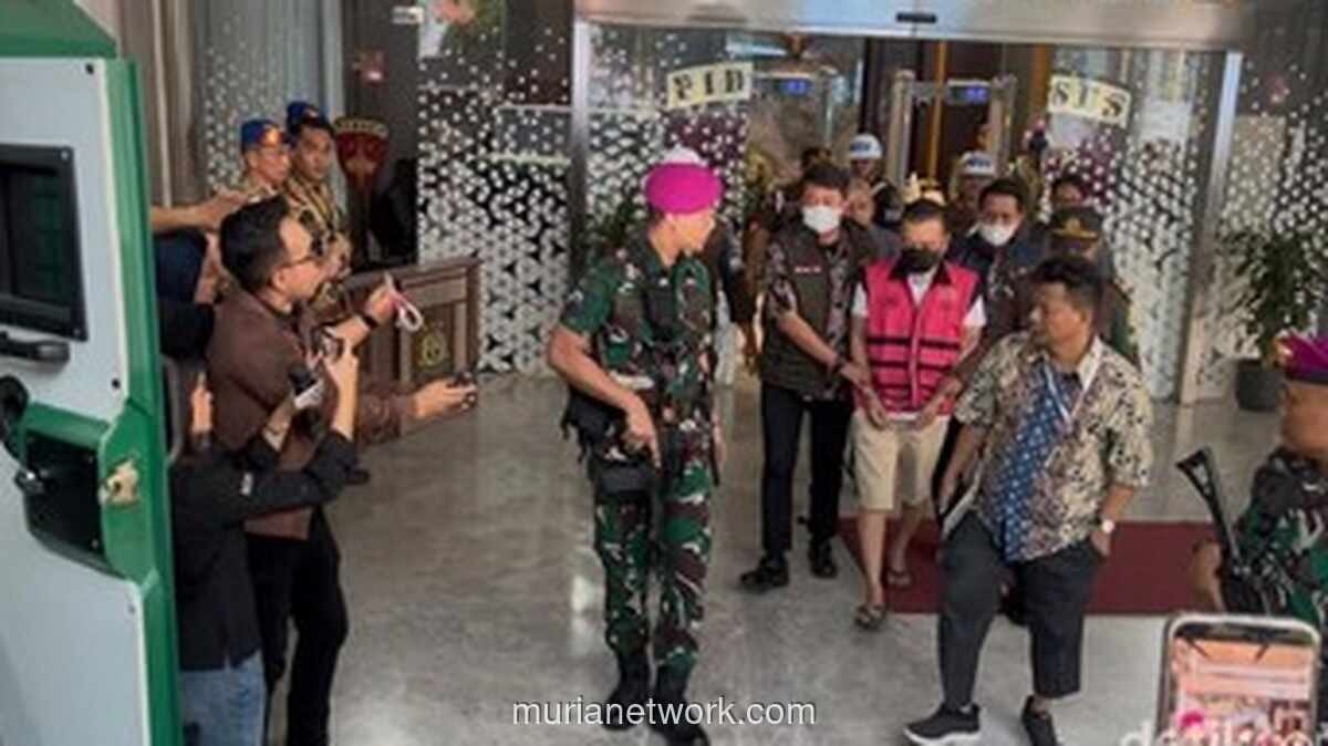 Don Ritto Dilimpahkan ke Kejagung, Berganti Baju Tahanan dari Oranye ke Pink