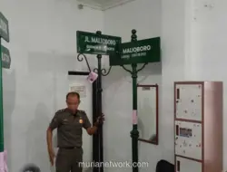 Satpol PP Yogyakarta Tertibkan Tujuh Plang Malioboro Milik Fotografer